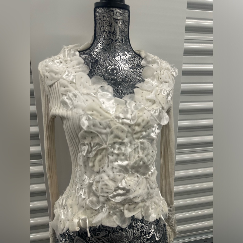 Cache white appliqué top L